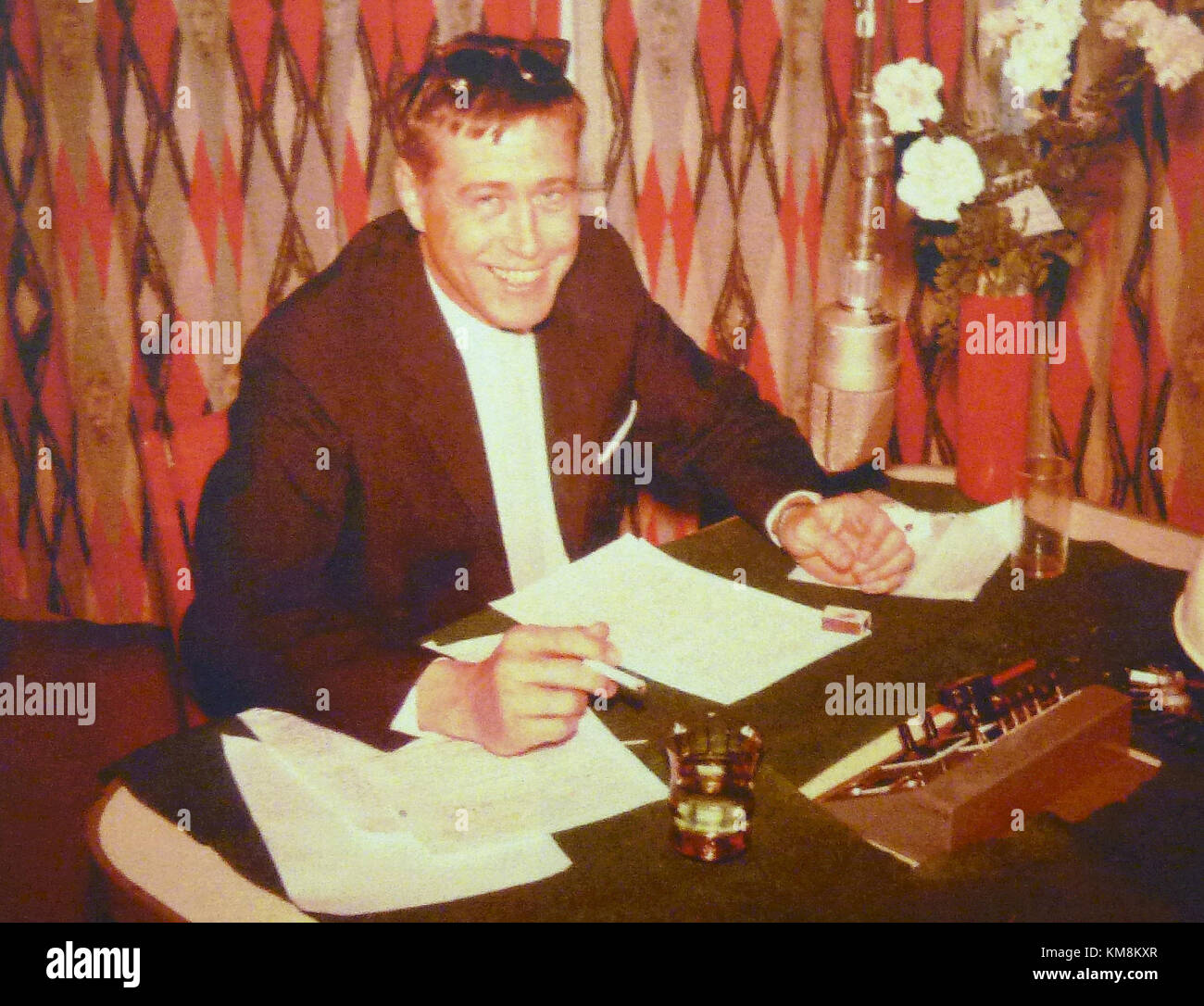 Pekka Langer, una figura di spicco della televisione finlandese, è riconosciuto per il suo lavoro come giornalista e presentatore televisivo. La sua carriera durò diversi decenni, influenzando i media e le trasmissioni finlandesi. Foto Stock