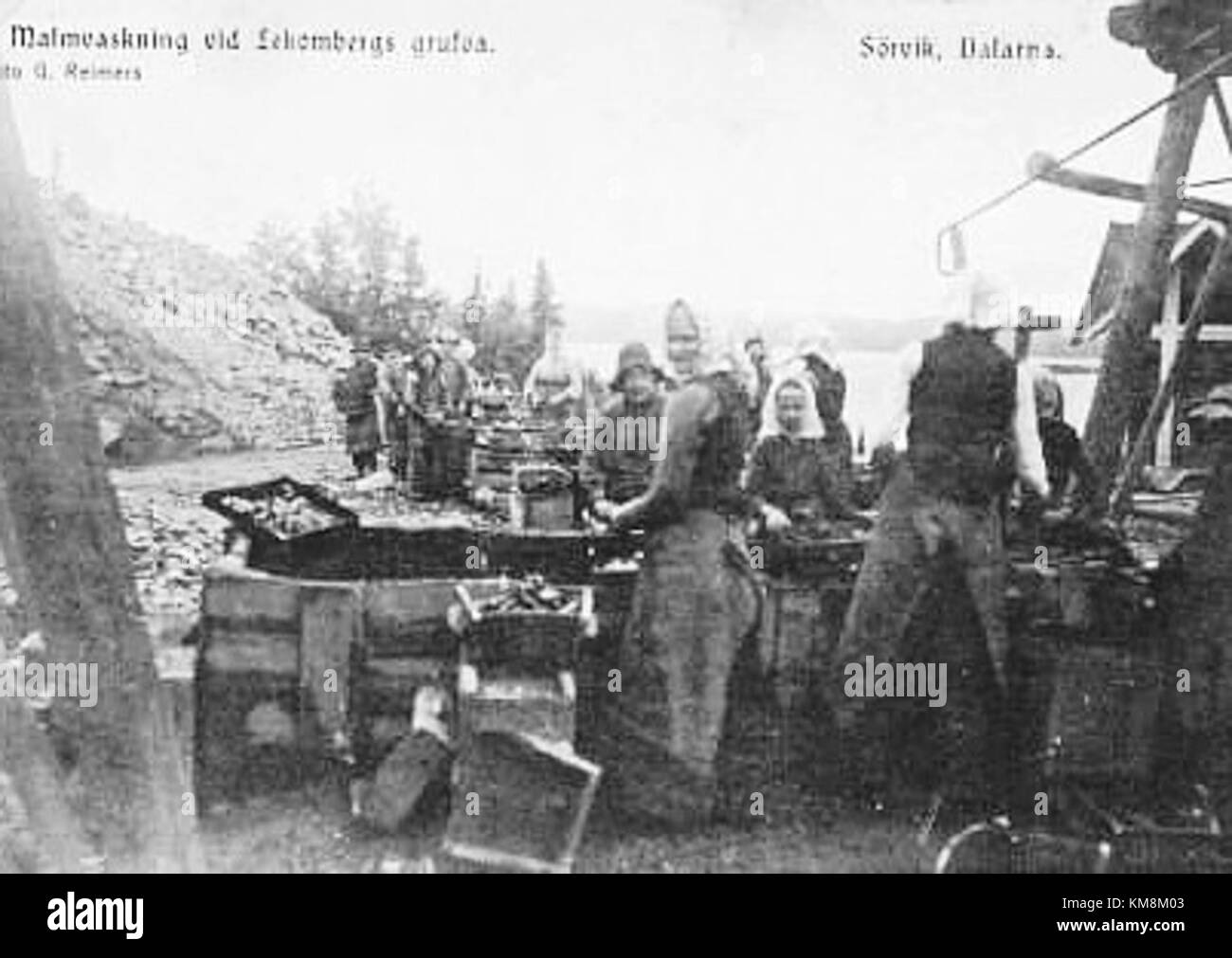 Lekombergs gruva, un'ex miniera di minerale di ferro del comune di Ludvika, Svezia, operò principalmente tra il 1895 e il 1944. Negli anni '1910, tra le preoccupazioni di guerra europee, la miniera fu acquisita dalla società siderurgica tedesca Hoesch, formando GrufAB Lekomberg. Investimenti significativi hanno portato alla costruzione di una lavatrice, di un impianto di smistamento e di caserme residenziali per i lavoratori. Foto Stock