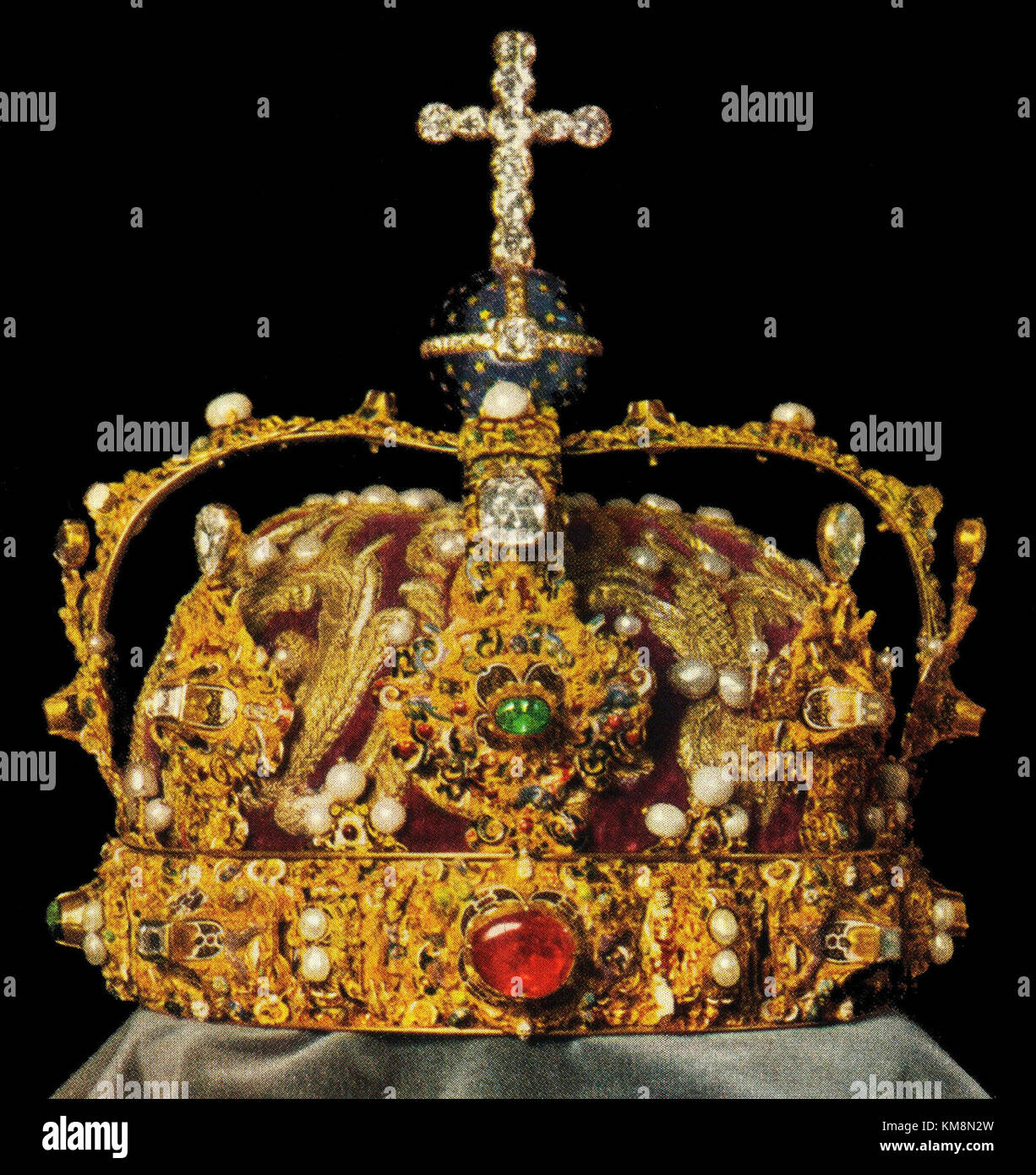 La Corona reale di Svezia, simbolo dell'autorità e dell'eredità storica della monarchia, è un importante artefatto della storia reale svedese. Foto Stock