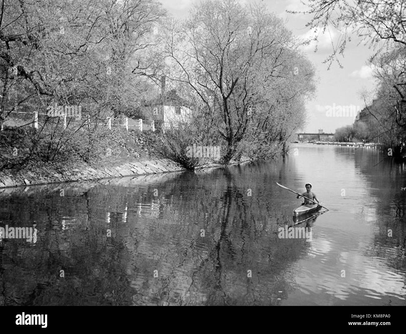 Karlbergskanalen è un canale di Stoccolma, Svezia, visibile in questa immagine degli anni '1940. Il canale fa parte degli storici corsi d'acqua di Stoccolma e svolge un ruolo importante nelle infrastrutture e nel trasporto per via d'acqua della città. Foto Stock