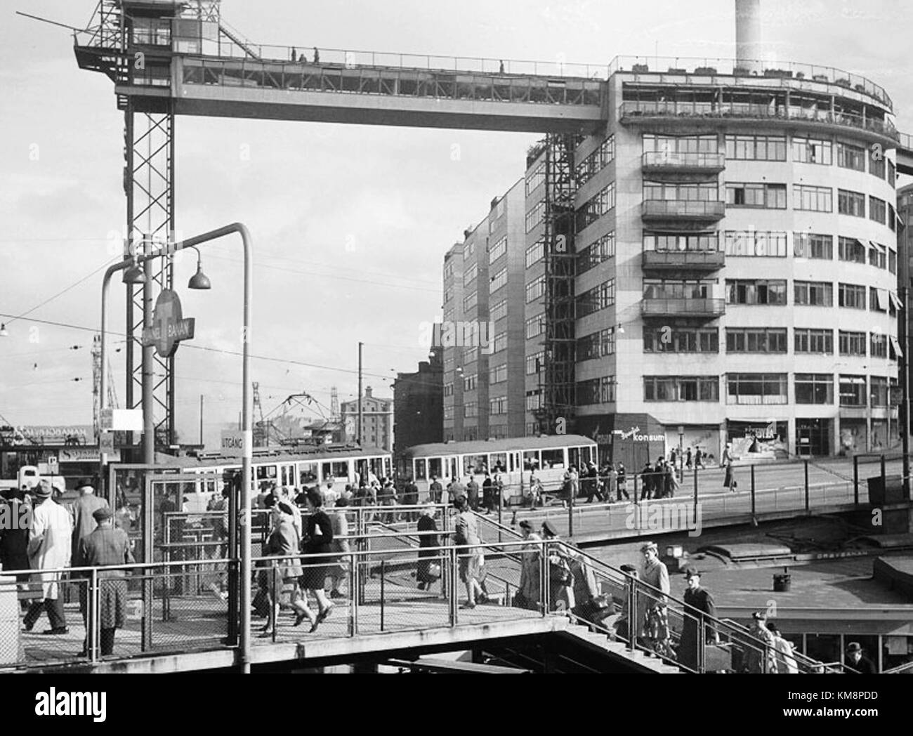 Katarinahissen (Katarina Elevator) è un ascensore iconico a Stoccolma, Svezia, costruito all'inizio del XX secolo, con l'anno 1950 che segna un momento significativo nella sua storia. L'ascensore offre vedute panoramiche della città, offrendo uno scorcio del paesaggio di Stoccolma. Foto Stock