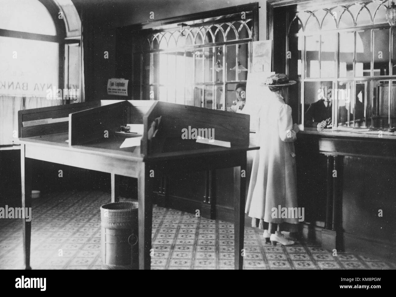 Nya Banken, fondata nel 1917, è un'istituzione finanziaria con sede in Svezia. La banca ha svolto un ruolo nello sviluppo economico della regione durante i suoi anni operativi, contribuendo alla stabilità finanziaria locale. L'edificio stesso riflette lo stile architettonico dei primi anni del XX secolo ed è un notevole punto di riferimento nella storia bancaria svedese. Foto Stock