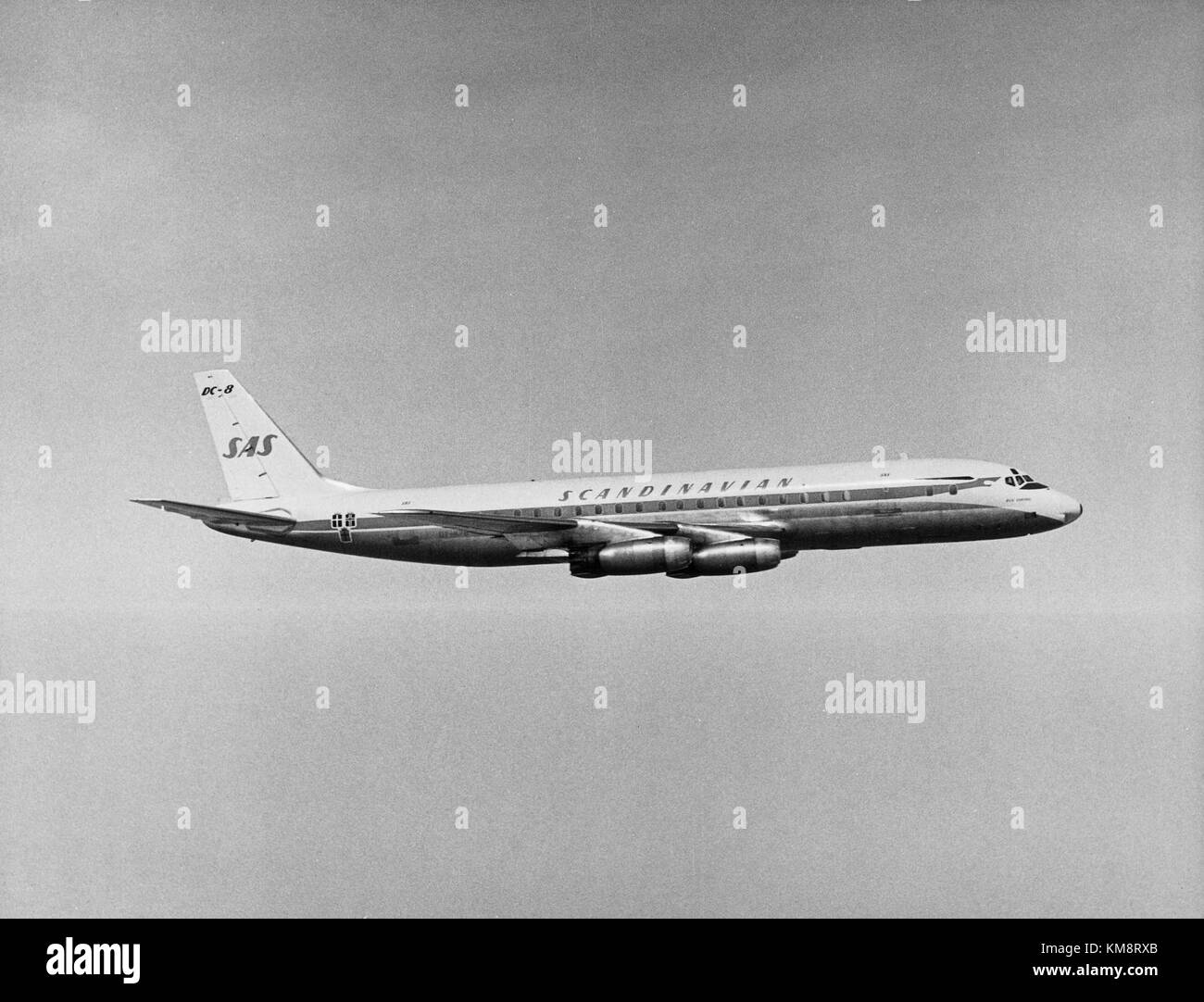 Il SAS DC 8 33 "Bue Viking" è un aereo della Scandinavian Airlines System, che vola in volo. Il DC-8 è un classico jet di linea noto per il suo ruolo nell'aviazione commerciale durante la metà del XX secolo. Foto Stock