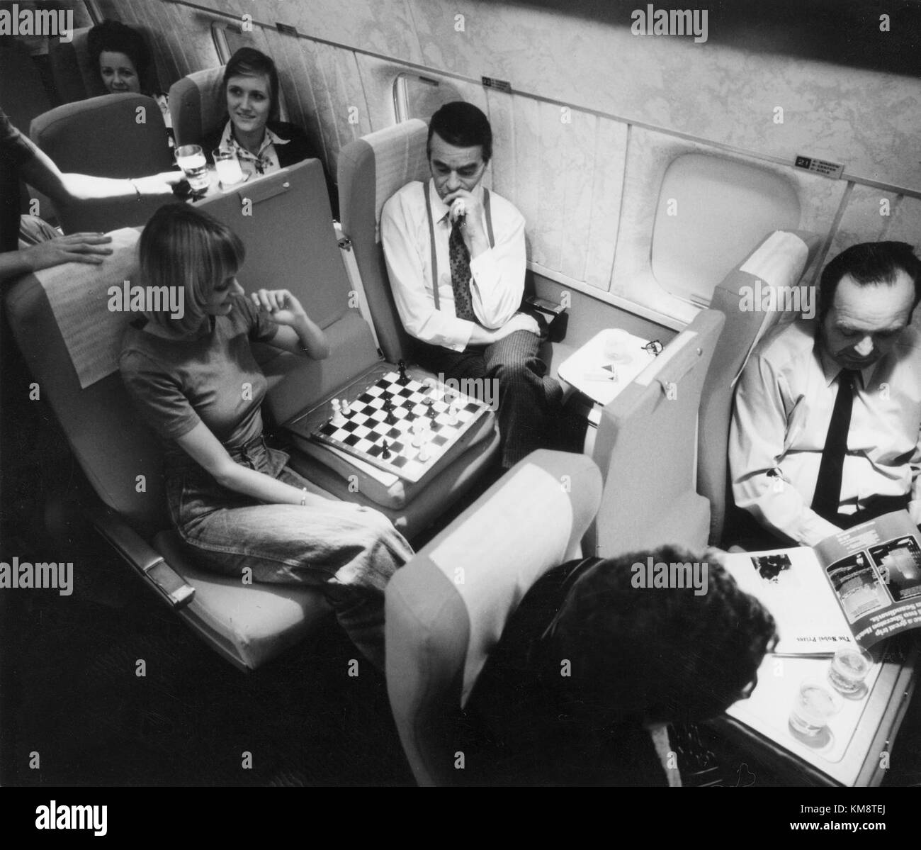 Il SAS DC 8 33 è un modello di aeromobile dotato di una cabina dotata di cinque sedie. Prima della consegna, gli interni vengono ispezionati e finalizzati per garantire la conformità agli standard delle compagnie aeree e il comfort dei passeggeri. La disposizione dei posti a sedere è progettata per accogliere efficacemente i passeggeri durante i voli. Foto Stock Il SAS DC 8 33 è un modello di aeromobile dotato di una cabina dotata di cinque sedie. Prima della consegna, gli interni vengono ispezionati e finalizzati per garantire la conformità agli standard delle compagnie aeree e il comfort dei passeggeri. La disposizione dei posti a sedere è progettata per accogliere efficacemente i passeggeri durante i voli. Foto Stock