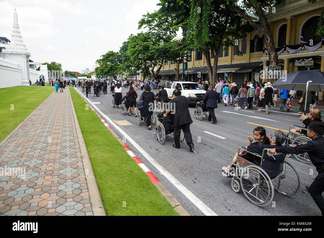 Bangkok, Tailandia - 9 luglio 2017: molti thailandesi stanno frequentando un luogo al Grand Palace e sono vestita di nero durante il periodo del lutto per mostrare rispetto per il re Bhumibol Adulyadej, scomparso il 16 ottobre 2016. Foto Stock