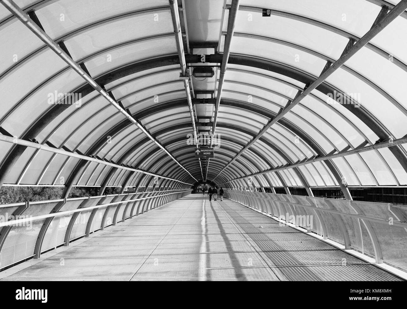 Cavalcavia moderno in vetro e metallo, architettura fotografia in bianco e nero. Foto Stock