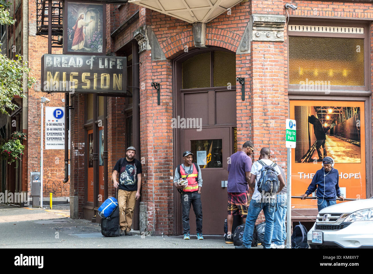 Seattle, Washington, Stati Uniti d'America - 5 settembre 2017: Persone in attesa di entrare nella casa rifugio Bread of Life Mission in Main Street a Seattle. Foto Stock