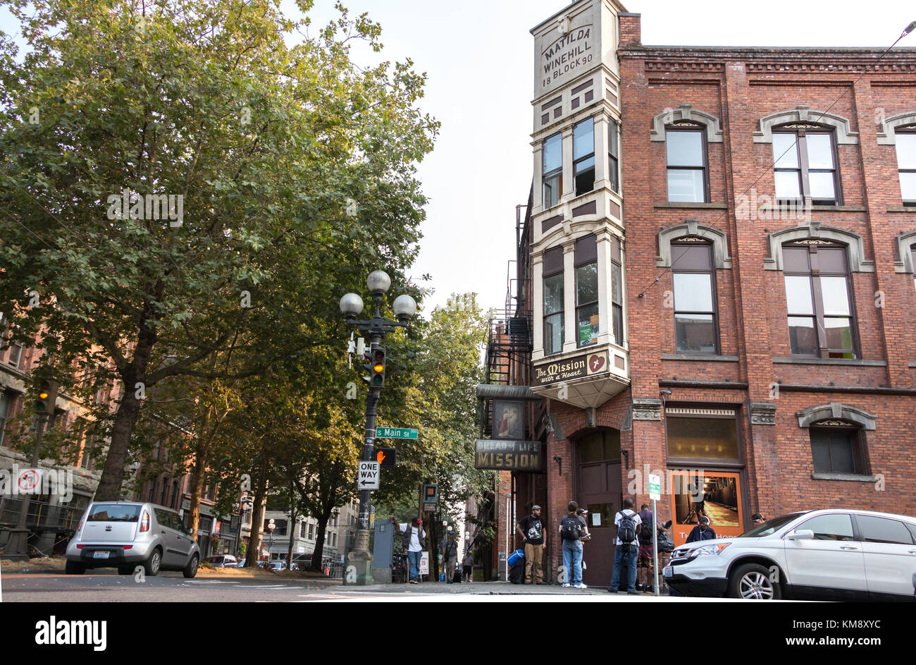 Seattle, Washington, Stati Uniti d'America - 5 settembre 2017: Persone in attesa di entrare nella casa rifugio Bread of Life Mission in Main Street a Seattle. Foto Stock