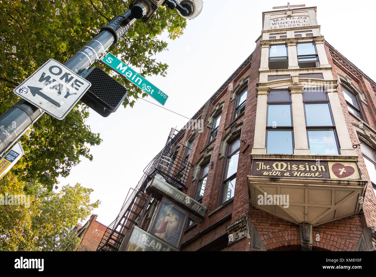 Seattle, Washington, USA - 5 settembre 2017: Vista dal basso del rifugio Bread of Life Mission in Main Street a Seattle. Foto Stock