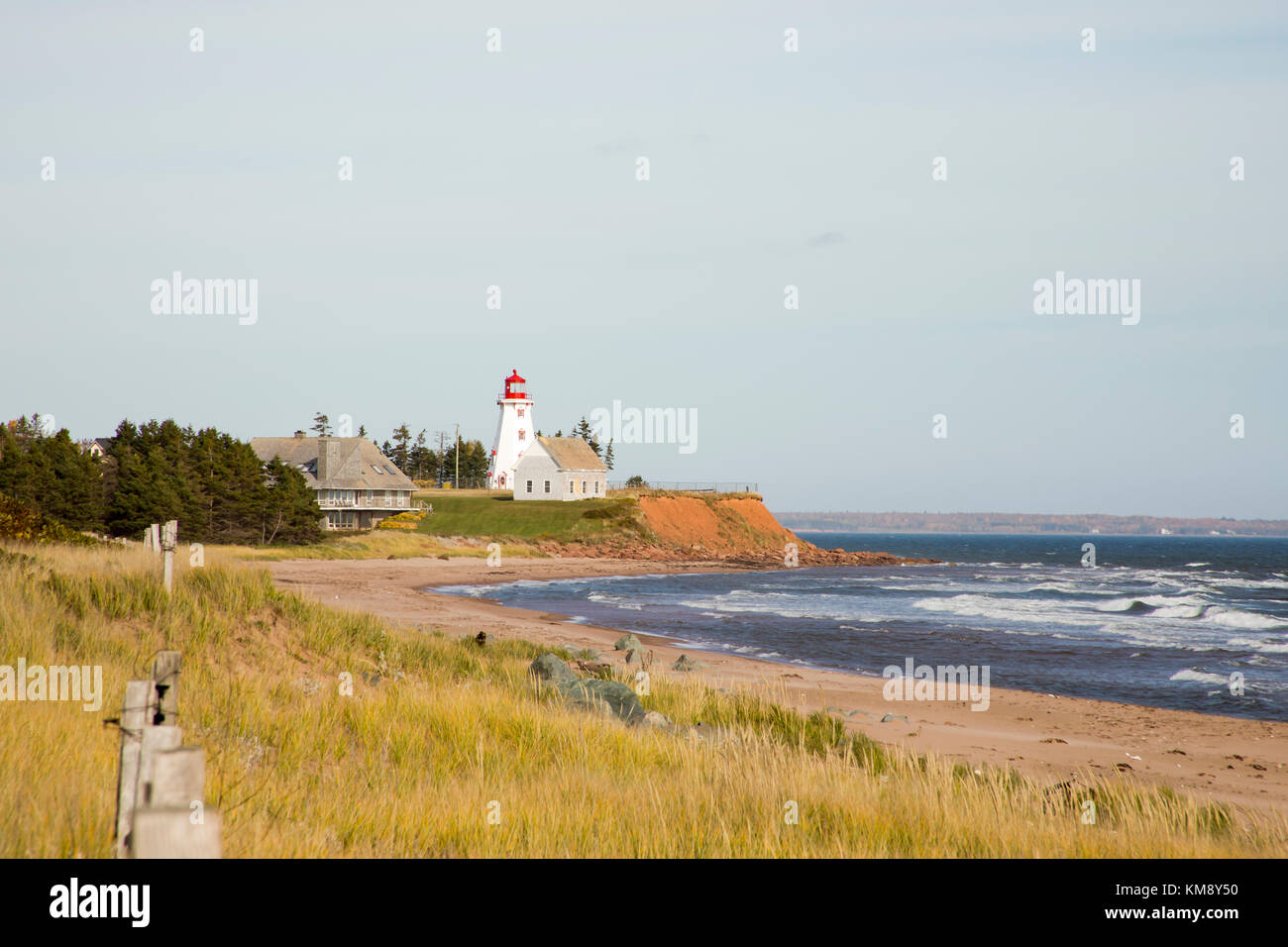 Panmure Island Lighthouse costiera Prince Edward Island, Canada contro il cielo blu sulla giornata di sole. Foto Stock