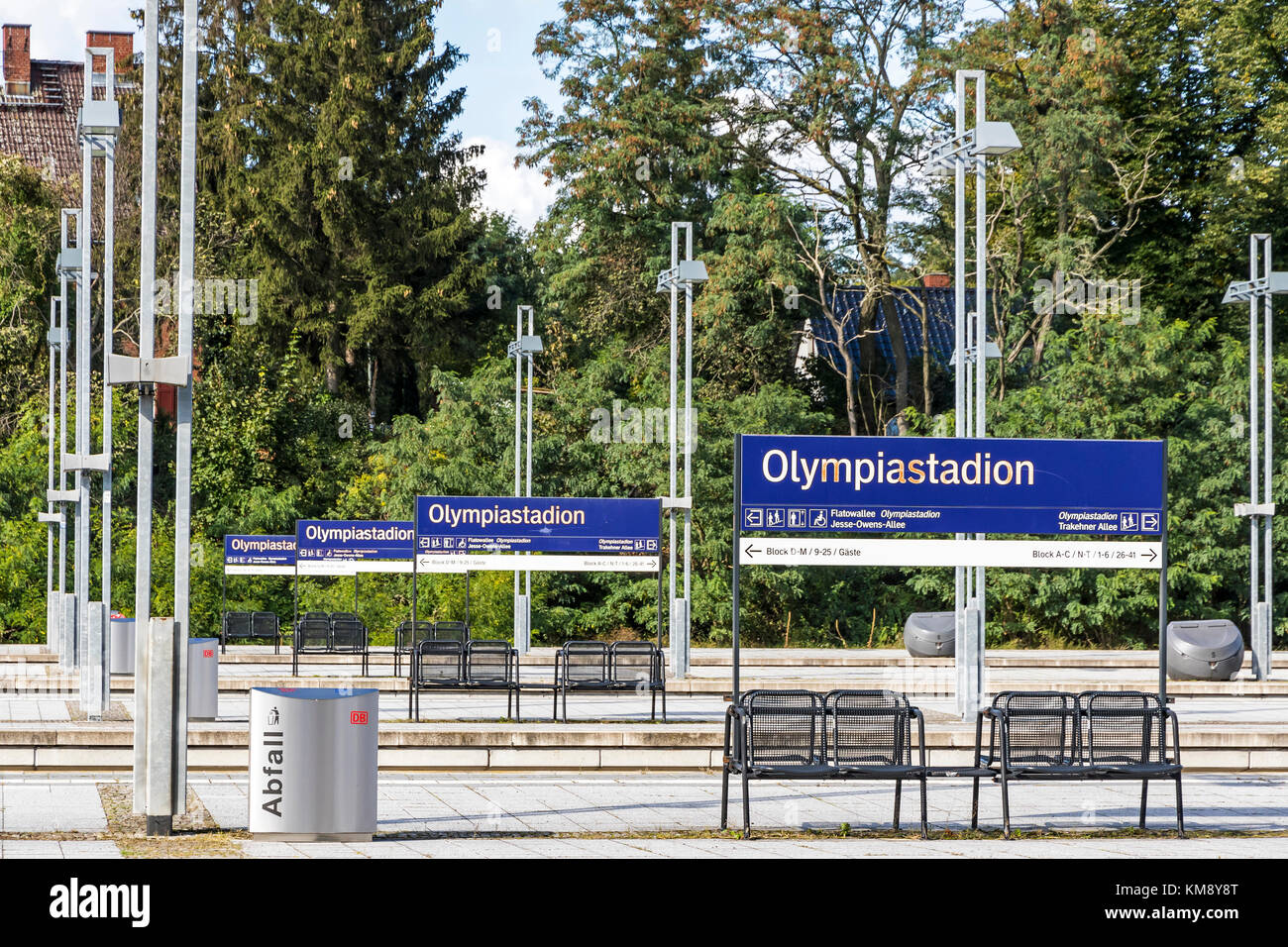 Piattaforme vuote della stazione della S-Bahn Olympiastadion a Berlino, Germania Foto Stock