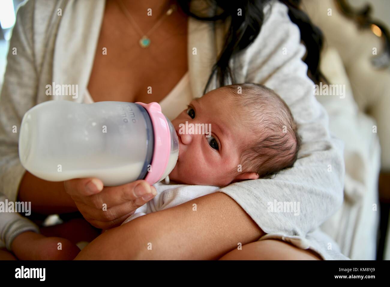 Neonato allattamento al biberon Foto Stock