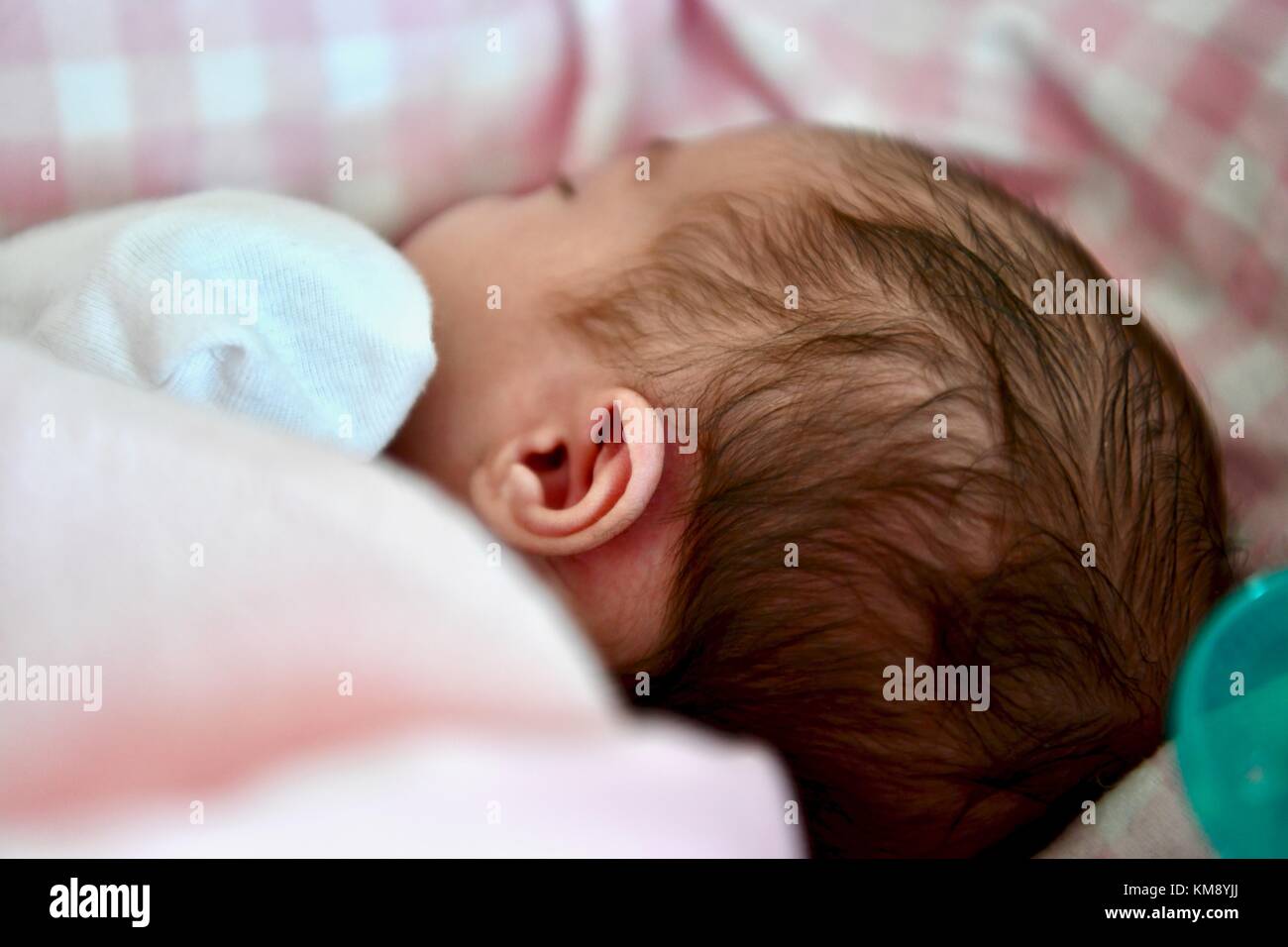 Bambino addormentato di posa rivolta lontano con la bellezza dei capelli Foto Stock