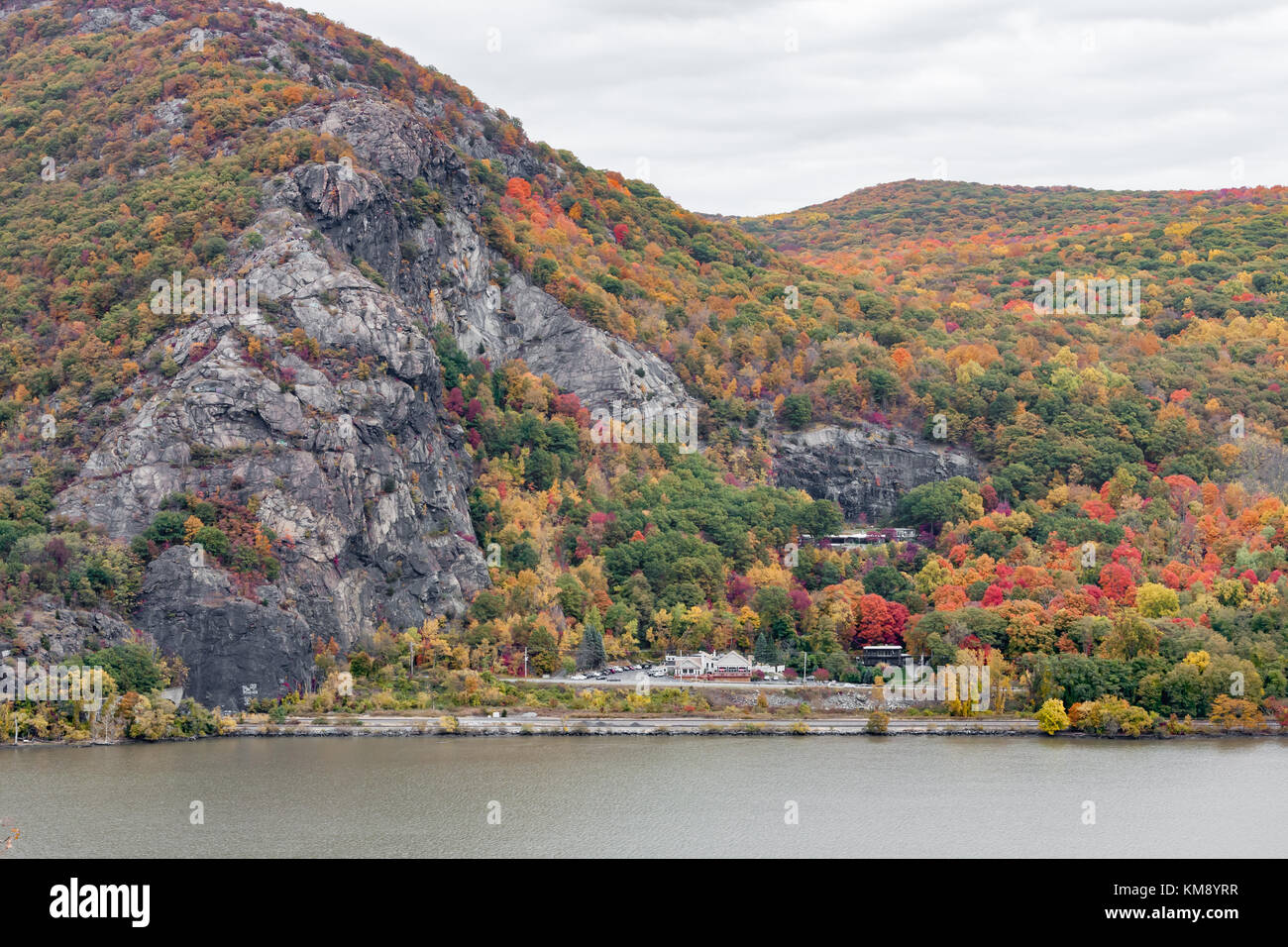 Cresta mozzafiato, una delle più popolari destinazioni di escursionismo in ny, mostrato qui da tutto il fiume Hudson. Foto Stock