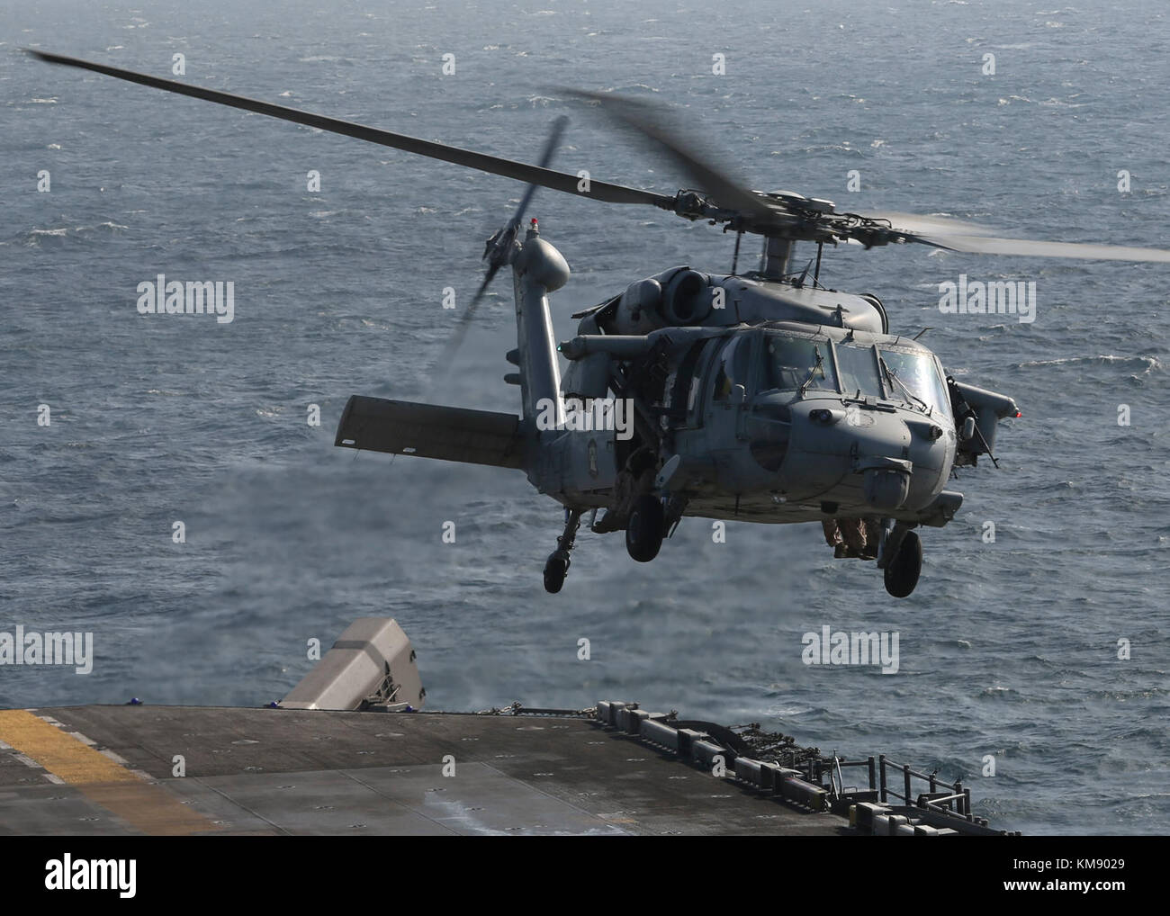 Stati Uniti Quinta Flotta area di operazioni- un MH-60s seahawk con l'america anfibio gruppo pronto (ARG) prende il volo durante un fast-corda trapano per il XV Marine Expeditionary dell'unità Foto Stock