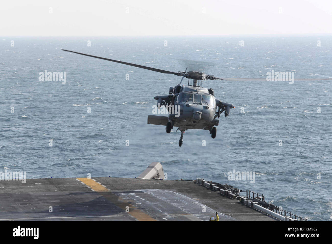 Stati Uniti Quinta Flotta area di operazioni- un MH-60s seahawk con l'america anfibio gruppo pronto (ARG) prende il volo durante un fast-corda trapano per il XV Marine Expeditionary dell'unità Foto Stock
