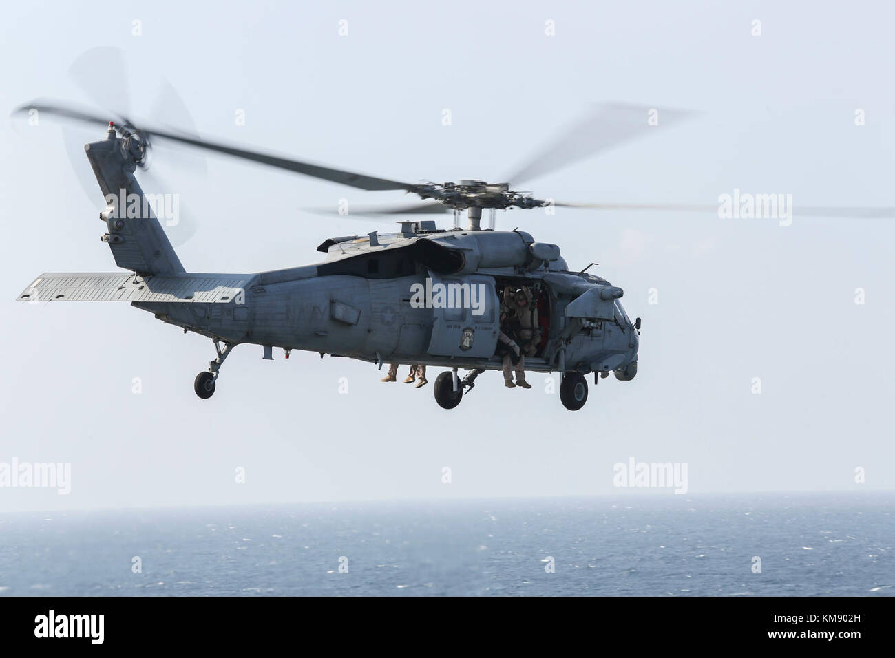 Stati Uniti Quinta Flotta area di operazioni- un MH-60s seahawk con l'america anfibio gruppo pronto (ARG) prende il volo durante un fast-corda trapano per il XV Marine Expeditionary dell'unità Foto Stock