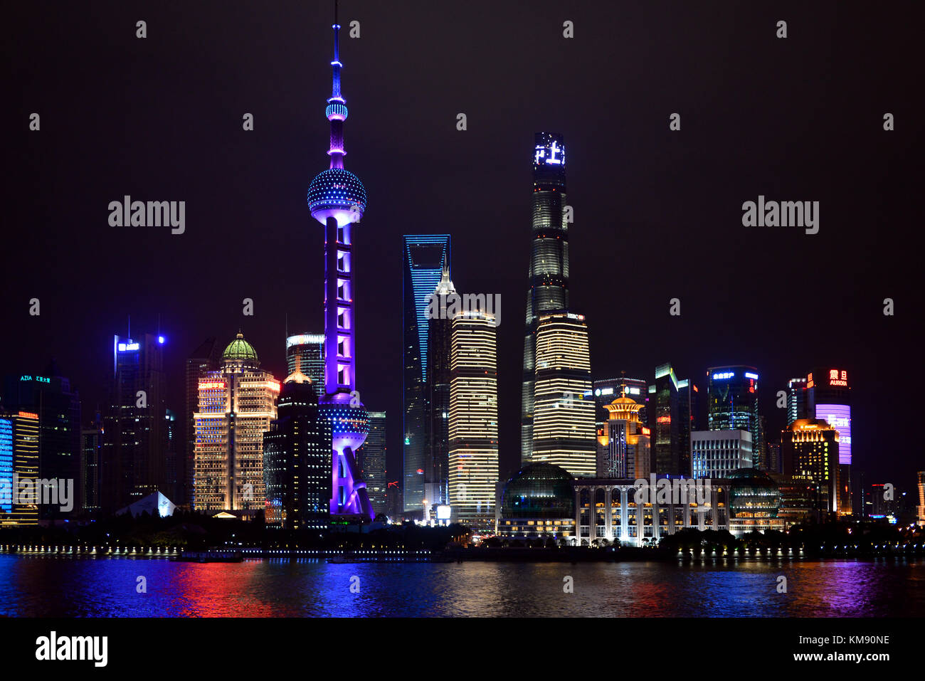 Shanghai, Cina - 4 novembre 2017: night shot del magnifico skyline di Shanghai Pudong Area compresa la Oriental Pearl Tower, la Shanghai wo Foto Stock