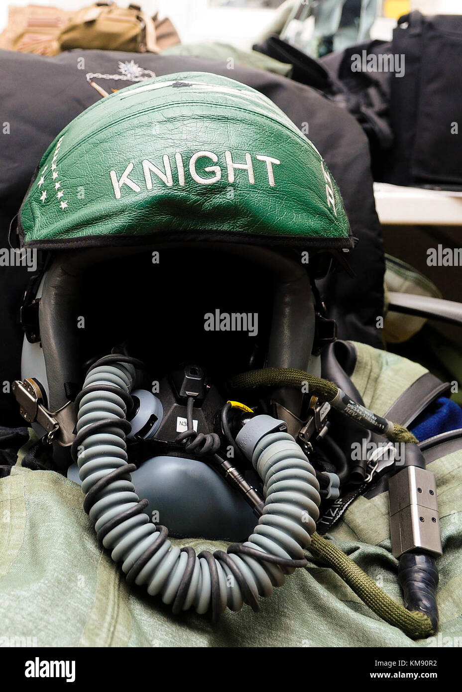 Il casco di un F-16 Fighting Falcon pilota dal 555th Fighter Squadron, la base aerea di Aviano, Italia vi aspetta il suo proprietario durante una formazione di volo deployment a Souda Bay, Grecia il 23 gennaio, 2016. L'FTD è stato ospitato per valutare gli aeromobili e le capacità del personale e al treno con la Grecia Hellenic Air Force. Foto Stock