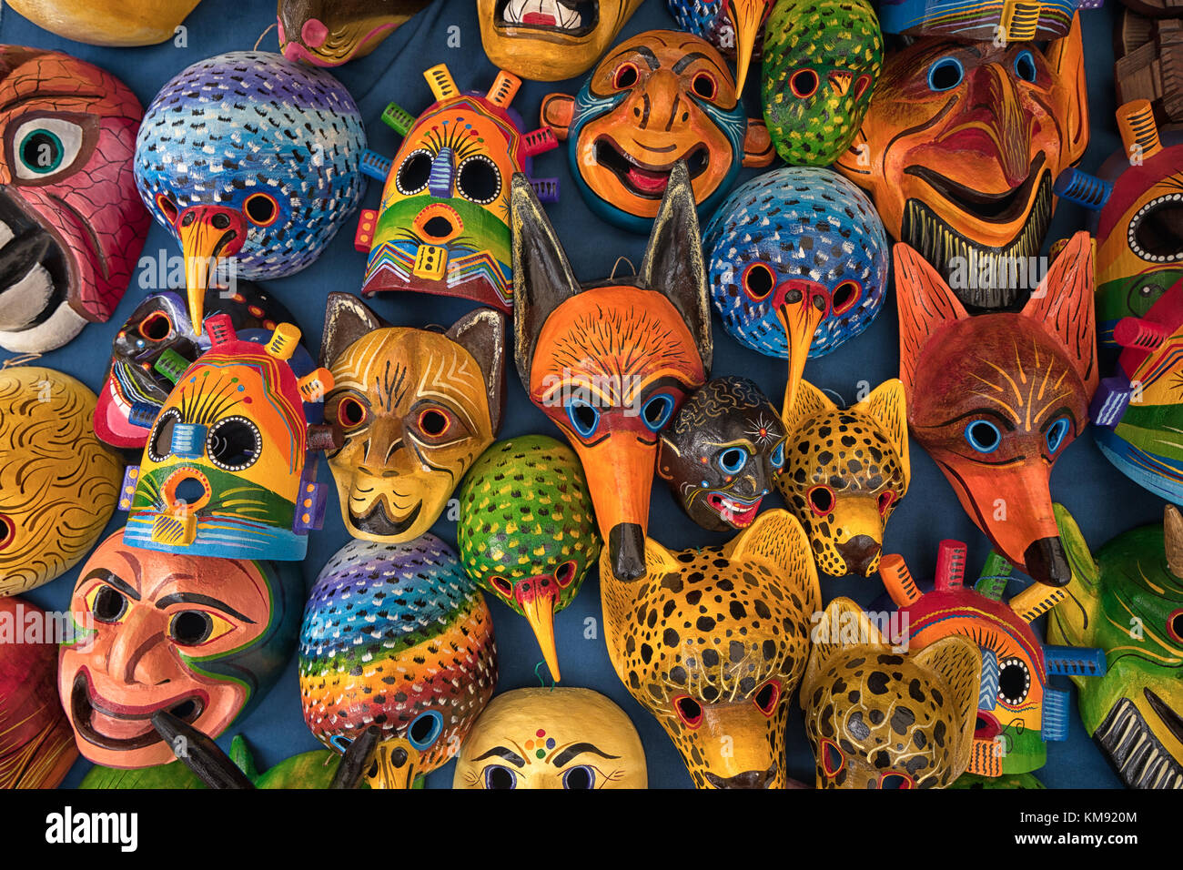 Otavalo, Ecuador - 2 Dicembre 2017: closeup di indigeni colorate sculture in legno nel sabato mercato artigianale Foto Stock
