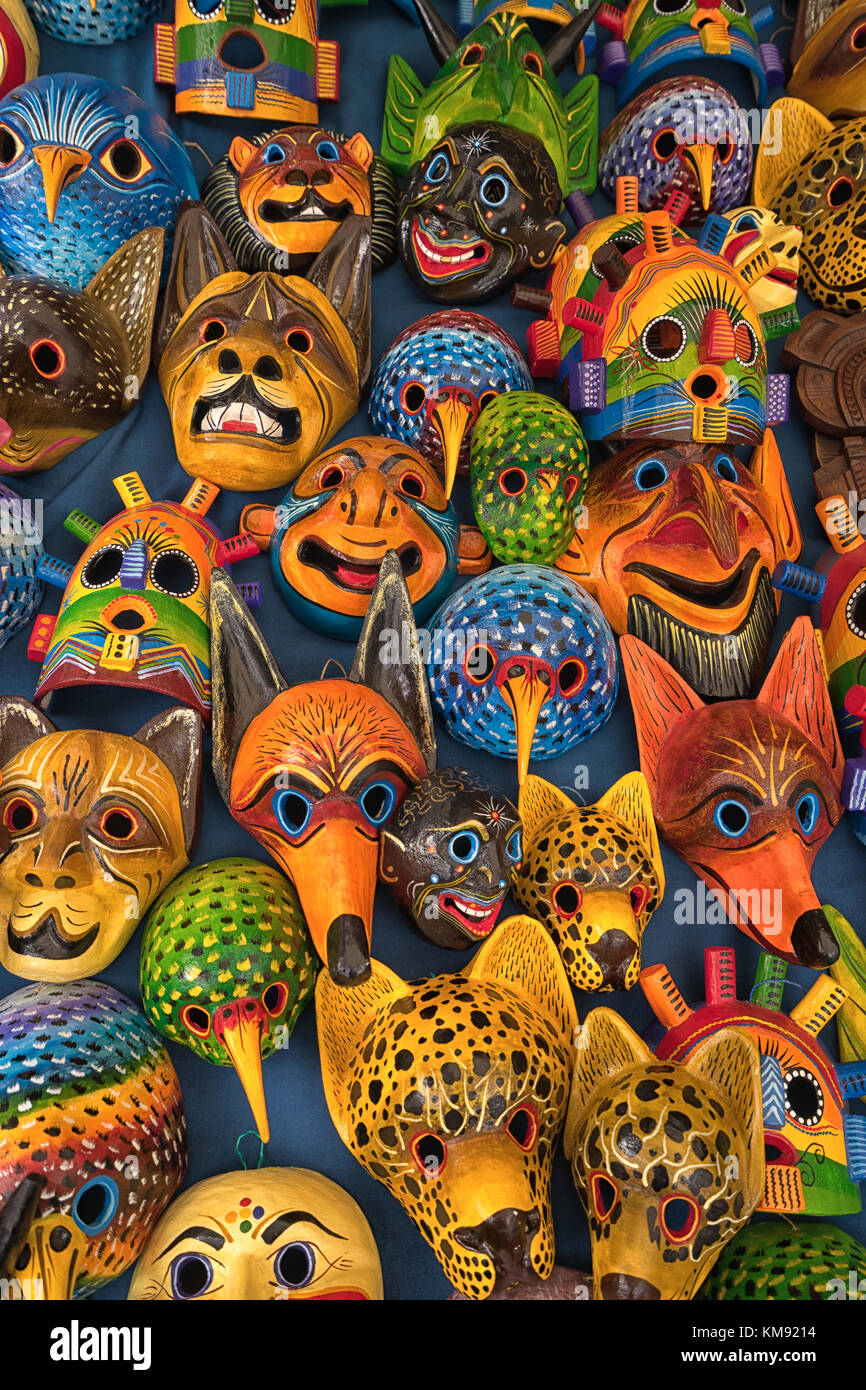 Otavalo, Ecuador - 2 Dicembre 2017: closeup di indigeni colorate sculture in legno nel sabato mercato artigianale Foto Stock