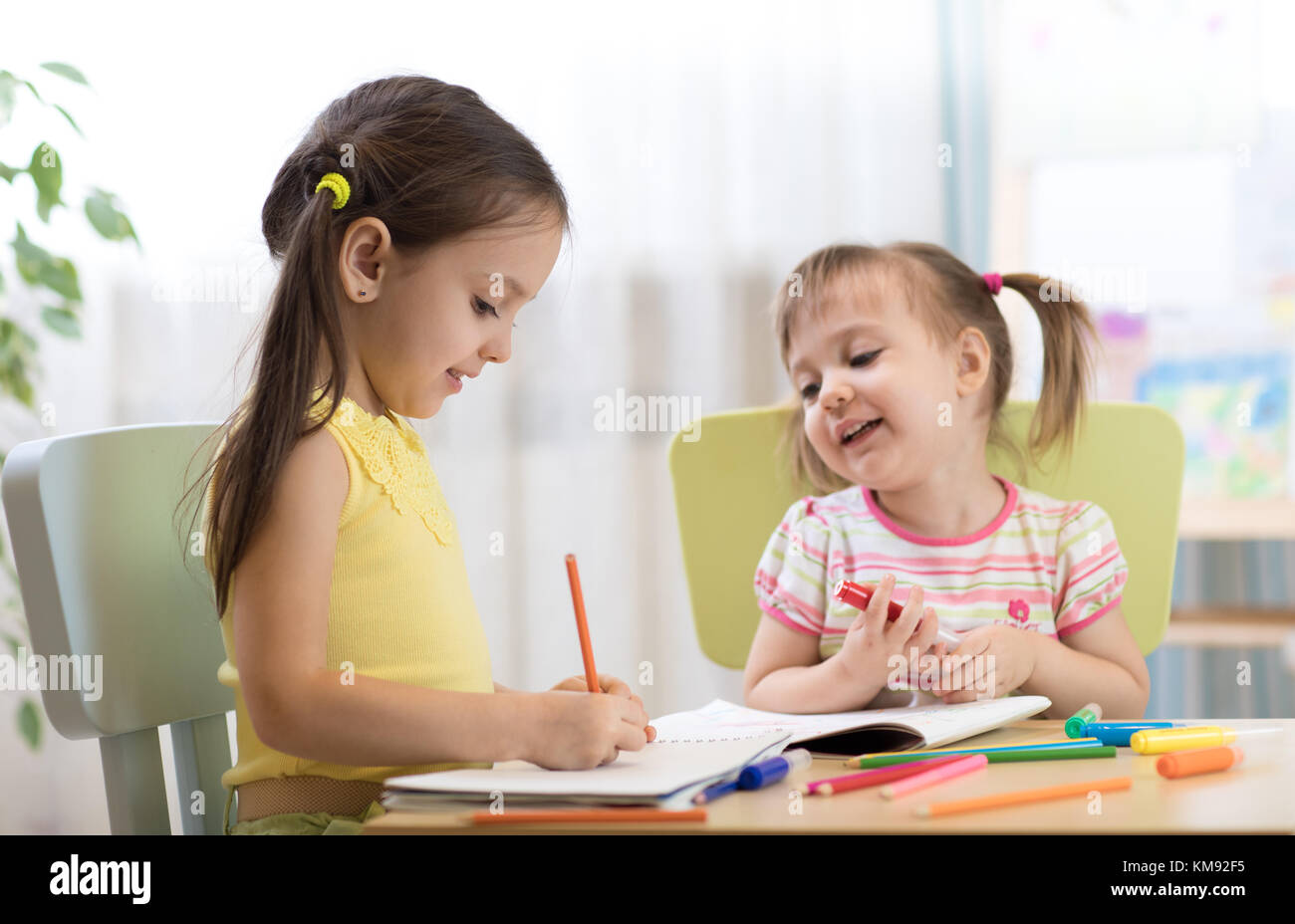 Disegno per bambini in kindergaten. bambini pittura in vivaio. preschooler con penna a casa i bambini più creativi. Foto Stock