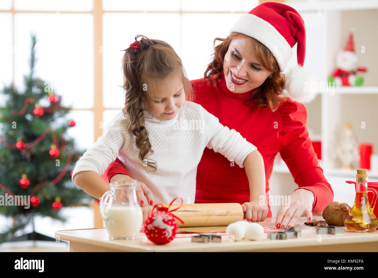 Adorabile bambina e madre la cottura biscotti di Natale Foto Stock