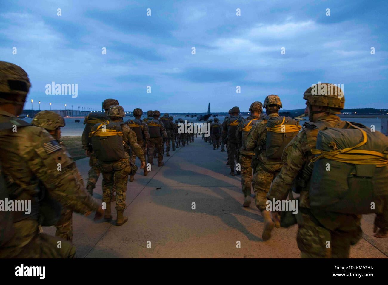 Stati Uniti Paracadutisti dell'esercito a piedi fuori la linea di volo a bordo del loro aereo durante il ventesimo annuale di Randy Oler Memorial il funzionamento del giocattolo goccia, a papa Campo, North Carolina, Dicembre 2, 2017. Quest'anno, otto paesi partecipano ed essi includono; la Colombia, Canada, Lettonia, Paesi Bassi, Svezia, Italia, Germania e Polonia. Il funzionamento del giocattolo Drop, ospitato dall'U.S. Esercito degli affari civili e le operazioni psicologiche il comando (Airborne) è il più grande combinati airborne operazione condotta in tutto il mondo. L'evento consente di soldati la possibilità di allenarsi sul loro militari professionali di specialità, mantenere la loro intelligenza artificiale Foto Stock