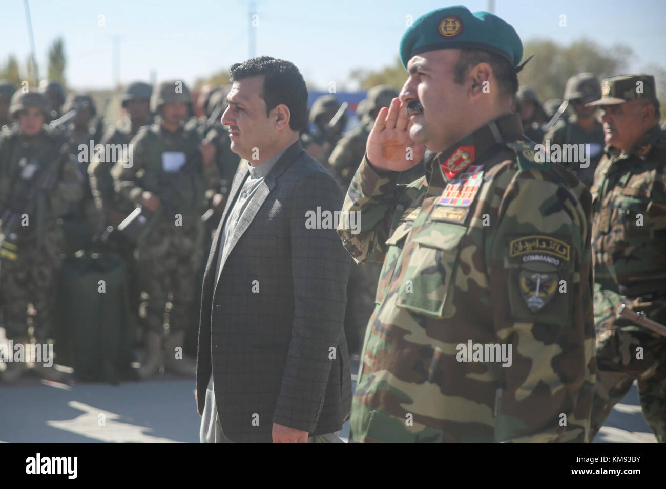 Sardar Mohammed Hamdard, a sinistra il primo vice governatore della provincia di Helmand, e l'Esercito nazionale afgano Il Mag. Gen. Wali Mohammed Ahmadzai, centro-destra, il comandante generale della 215th Corps, pass e rivedere ANA soldati con 6 Kandak, 1° Brigata, 215th Corps durante una cerimonia di laurea a Camp Shorabak, Afghanistan, Dicembre 3, 2017. La manifestazione ha concluso un otto settimane di prontezza operativa ciclo, che è stato guidato da istruttori Afgani a Helmand militare regionale Centro di formazione. Centinaia di soldati con 6 Kandak, 1° Brigata hanno sviluppato la loro individuale e collettivo di competenze di fanteria througho Foto Stock