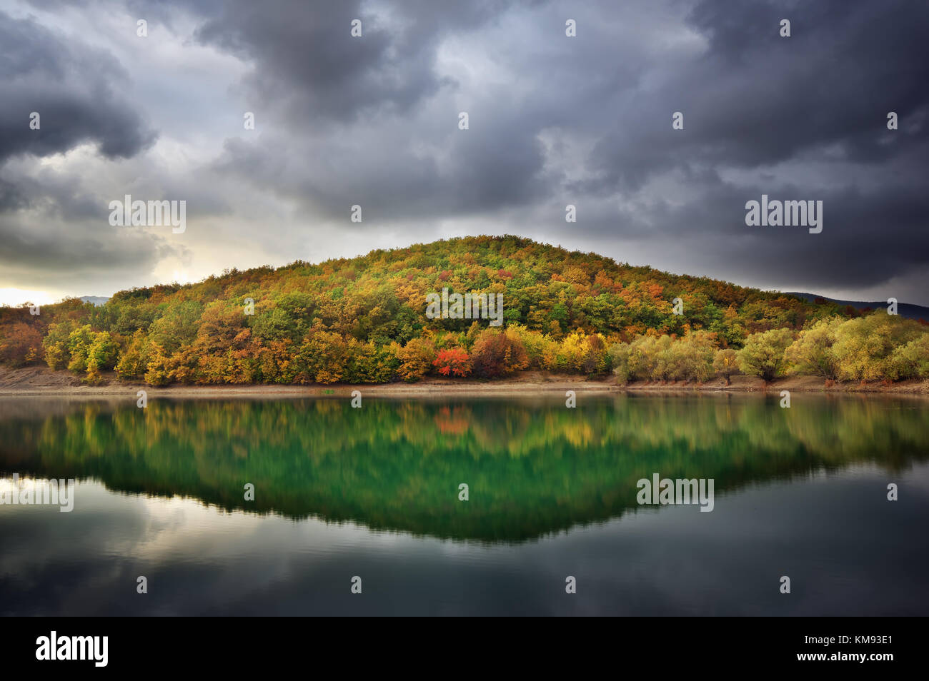 Autunno collina lago riflessione. paesaggio autunnale Foto Stock