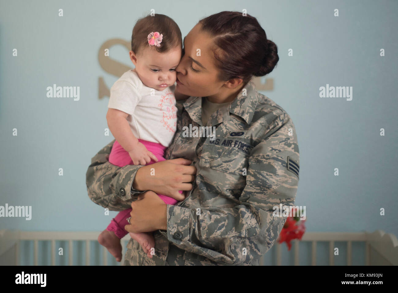 Senior Airman Shelby Horn, 349th Air Mobility Wing fotogiornalista, pone per un ritratto con sua figlia Sadie, 1 settembre 2017 nella loro casa a Suisun City, California. Sadie è nato 10 settimane prima e ha trascorso 30 giorni in un'unità di terapia intensiva neonatale. Foto Stock