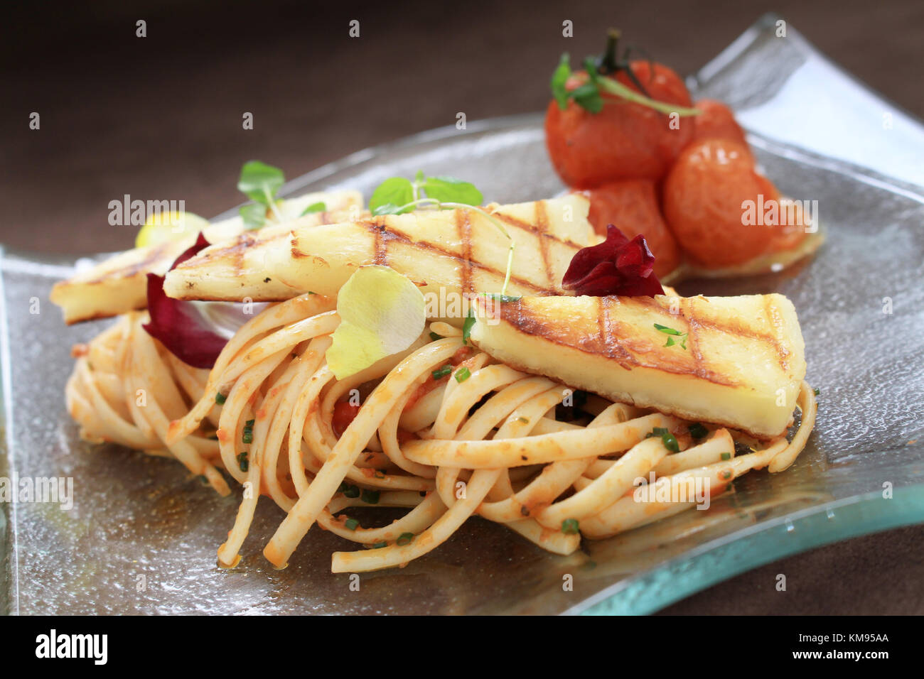 Houlumi grigliate con spaghetti pasto placcato Foto Stock