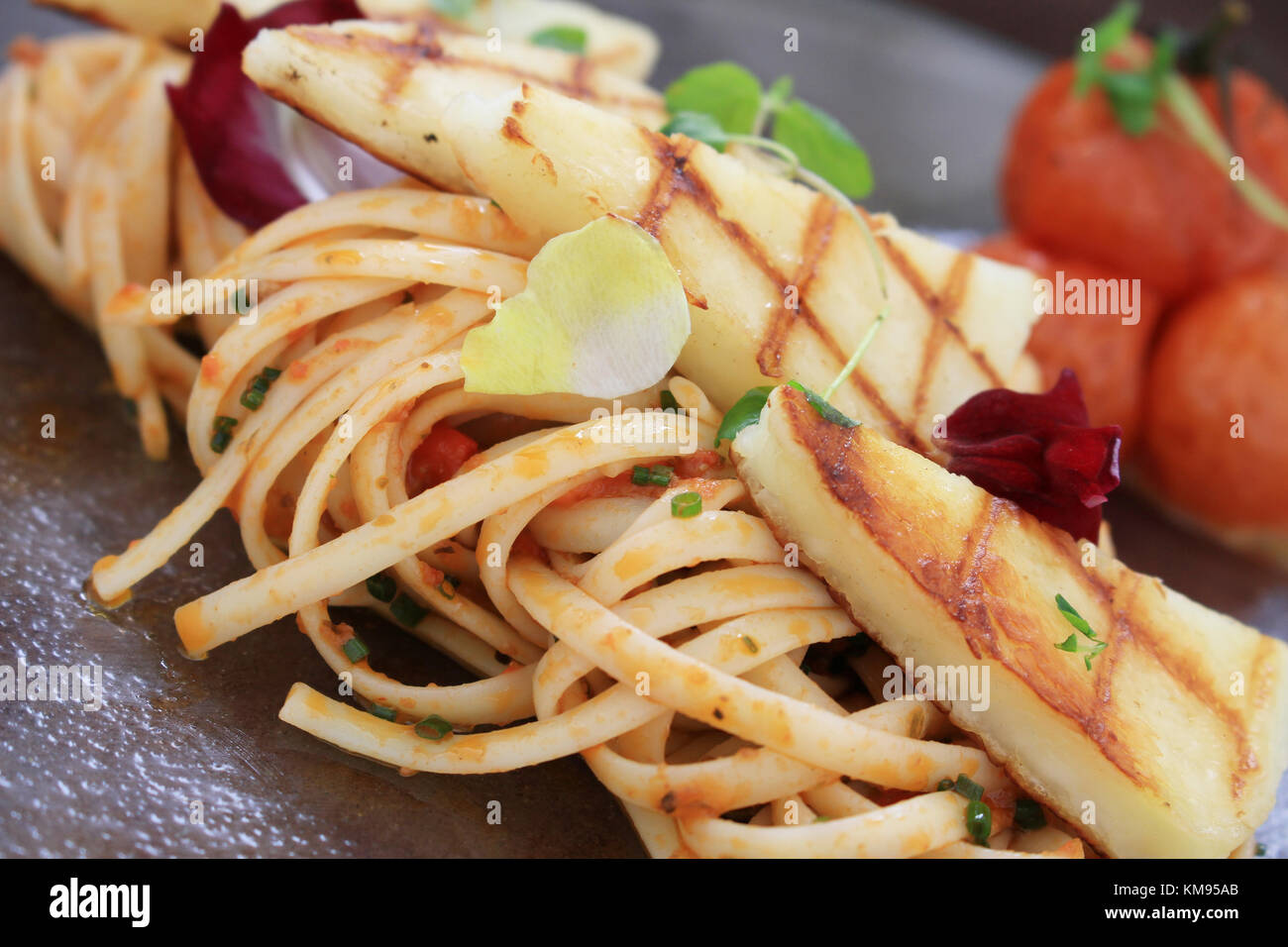 Houlumi grigliate con spaghetti pasto placcato Foto Stock