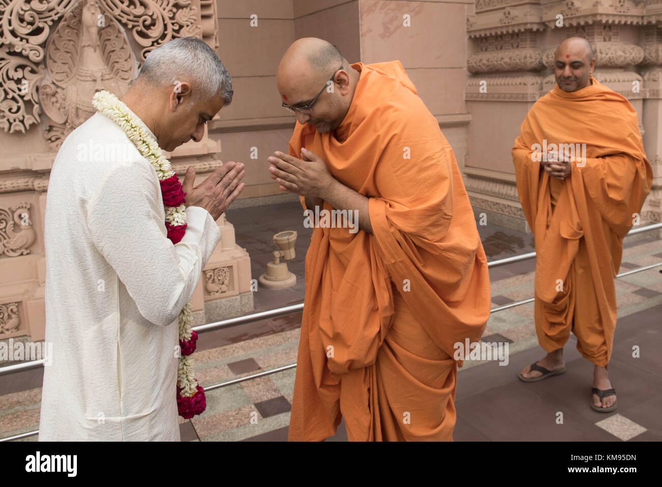 Il sindaco di Londra Sadiq Khan saluta sadhus - santi uomini - durante una visita al tempio di Akshardham a Delhi come parte dei suoi quattro giorni di viaggio in India. Esso è stato costruito dalla stessa setta di induismo che ha costruito il tempio a Neasden, a nord ovest di Londra. Foto Stock