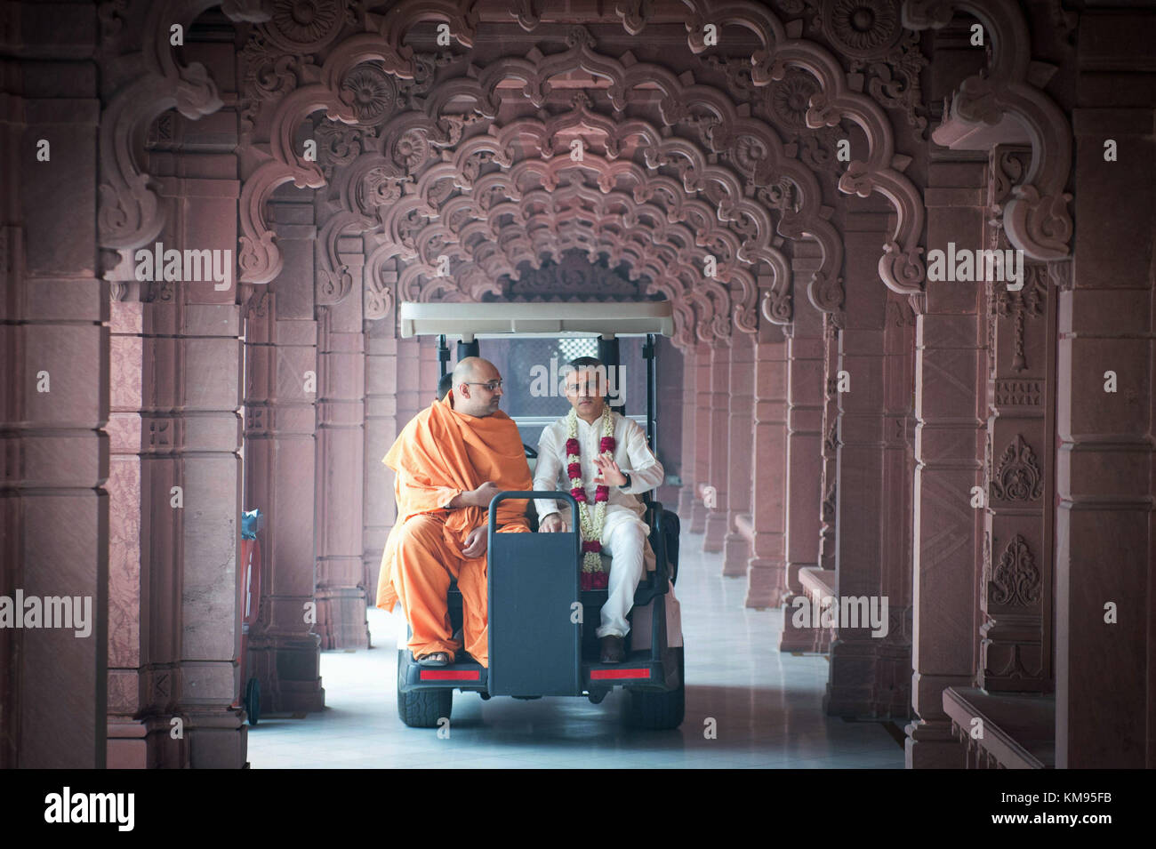 Il sindaco di Londra Sadiq Khan si muove su un buggy con Swami Sadhu Gnanmunidas durante una visita al tempio di Akshardham a Delhi come parte dei suoi quattro giorni di viaggio in India. Esso è stato costruito dalla stessa setta di induismo che ha costruito il tempio a Neasden, a nord ovest di Londra. Foto Stock