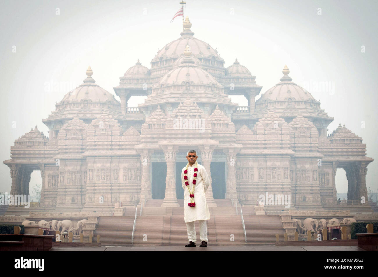 Sindaco di Londra Sadiq Khan durante una visita al tempio di Akshardham a Delhi come parte dei suoi quattro giorni di viaggio in India. Esso è stato costruito dalla stessa setta di induismo che ha costruito il tempio a Neasden, a nord ovest di Londra. Foto Stock