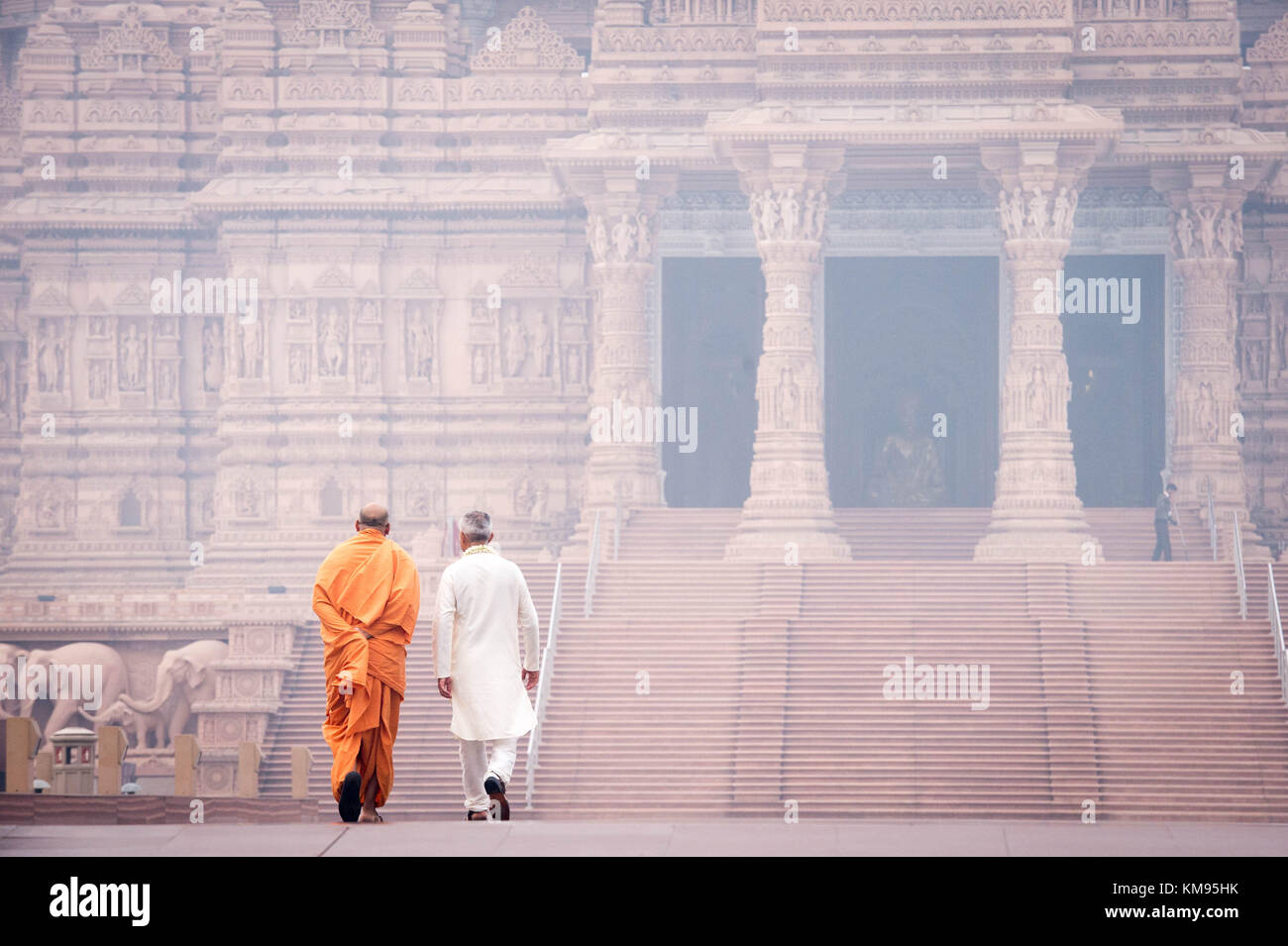 Il sindaco di Londra Sadiq Khan passeggiate con Swami Sadhu Gnanmunidas durante una visita al tempio di Akshardham a Delhi come parte dei suoi quattro giorni di viaggio in India. Esso è stato costruito dalla stessa setta di induismo che ha costruito il tempio a Neasden, a nord ovest di Londra. Foto Stock