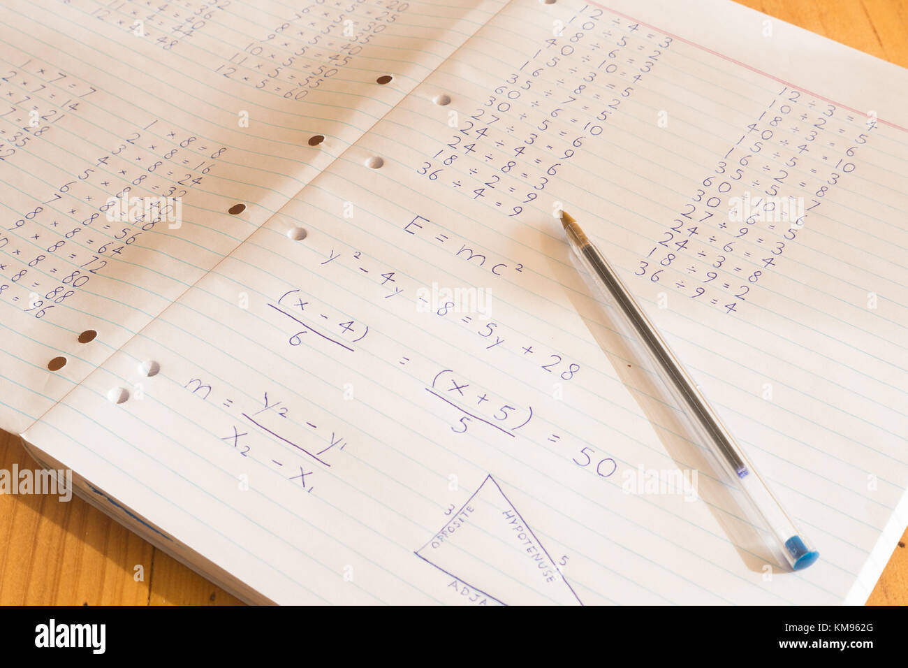 Somme matematiche scritte su carta di pad con penna Foto Stock