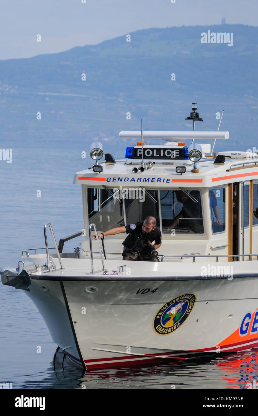 I gendarmi francesi e svizzeri partecipano a un'esercitazione di lifesize al lago Leman, Savoia, Francia Foto Stock
