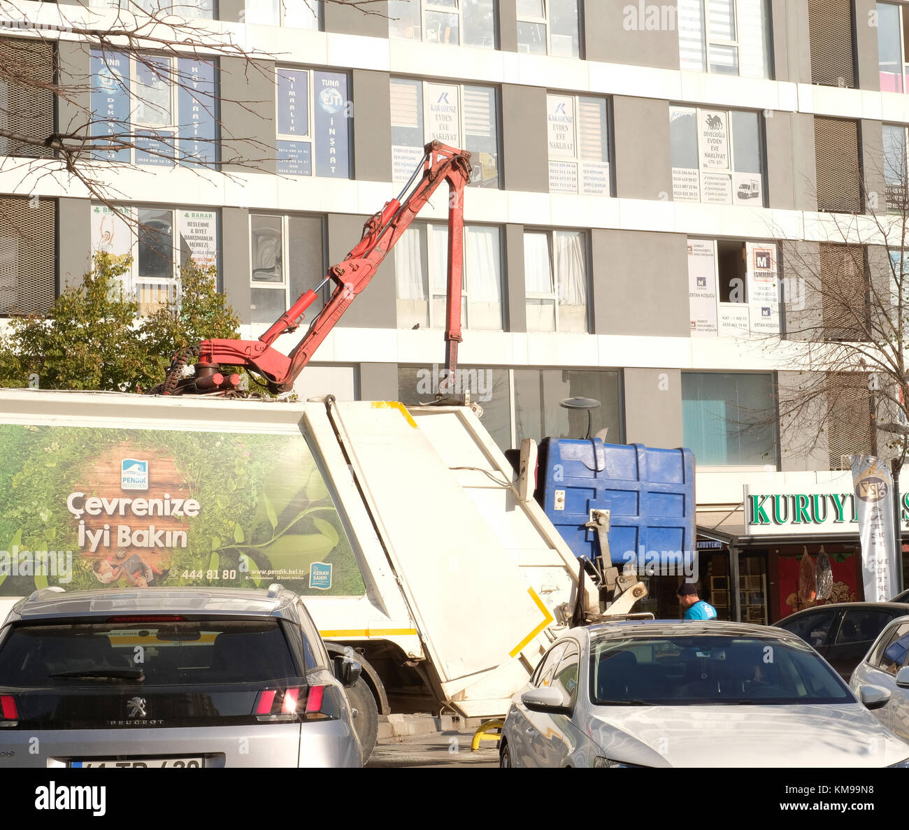 Novembre 2017 - camion per rifiuti commerciali a Istanbul sobborghi svuotamento bidoni in una strada trafficata. Foto Stock