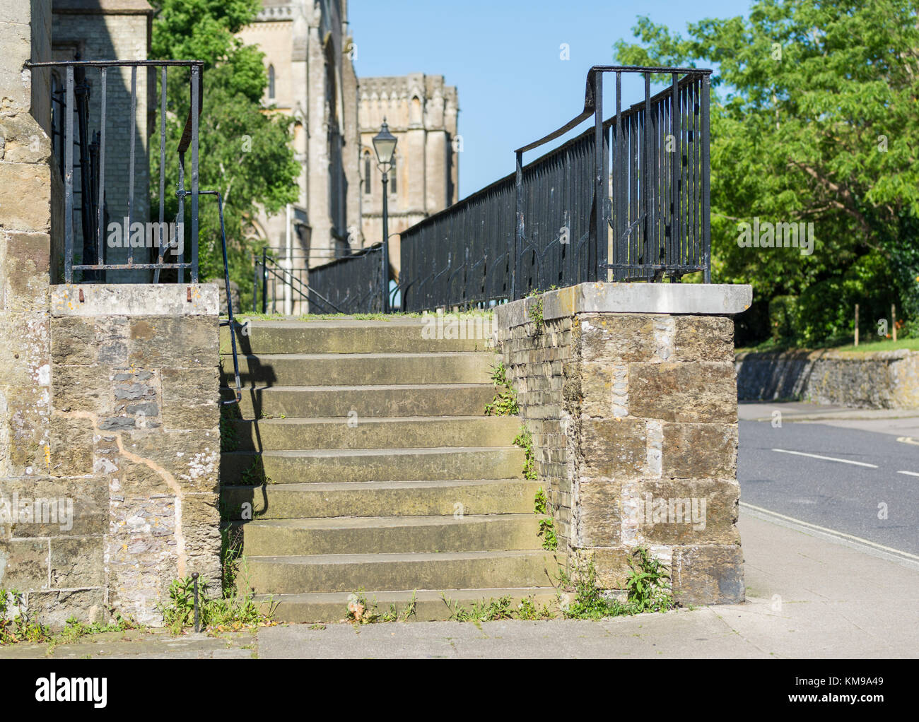 Vecchio e storico di gradini di pietra al di fuori nella piccola città storica di Arundel, West Sussex, in Inghilterra, Regno Unito. Foto Stock