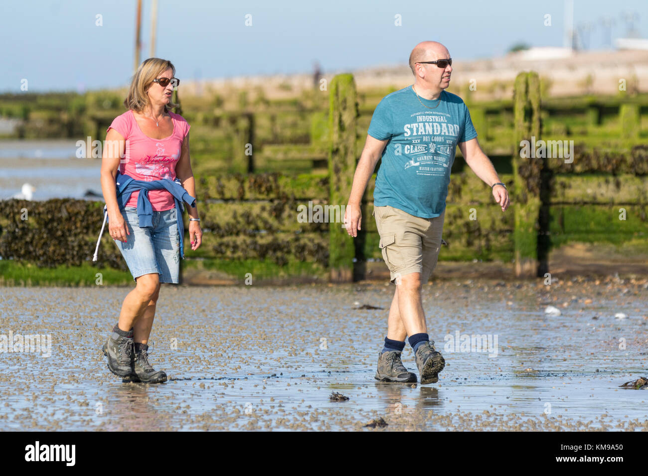 Giovane prendendo un inizio di mattina estate a piedi lungo la spiaggia nel Regno Unito. Foto Stock