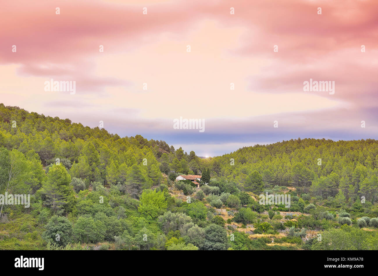 Vista del paesaggio dal Rosaleda del Mijares hotel, nel villaggio di Montanejos (provincia di Castellon - Spagna). Nuvole rossastre. Ambiente naturale Foto Stock