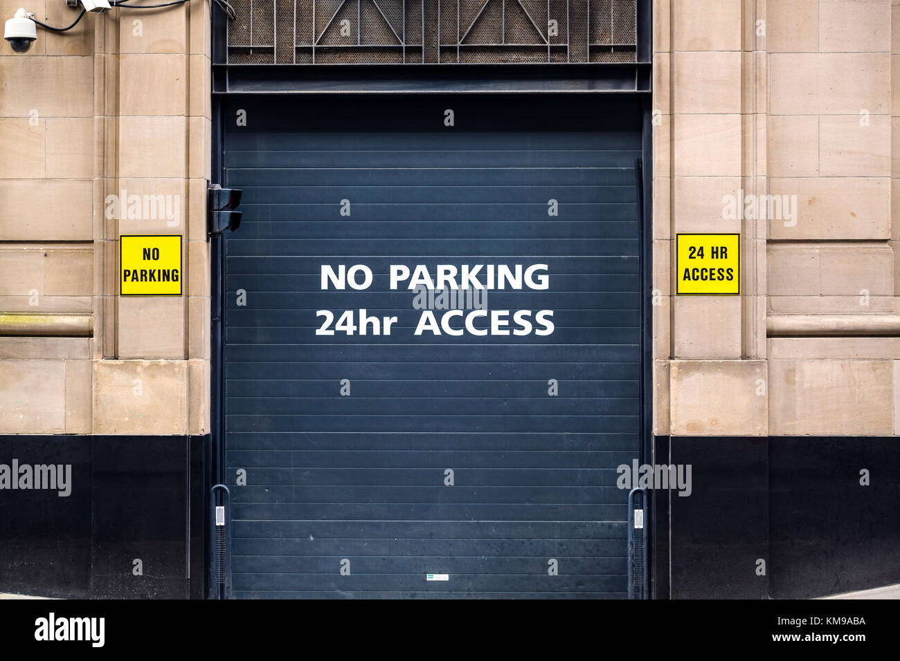 Un cartello di No Parking stampato su una porta del garage in un centro città, Regno Unito Foto Stock