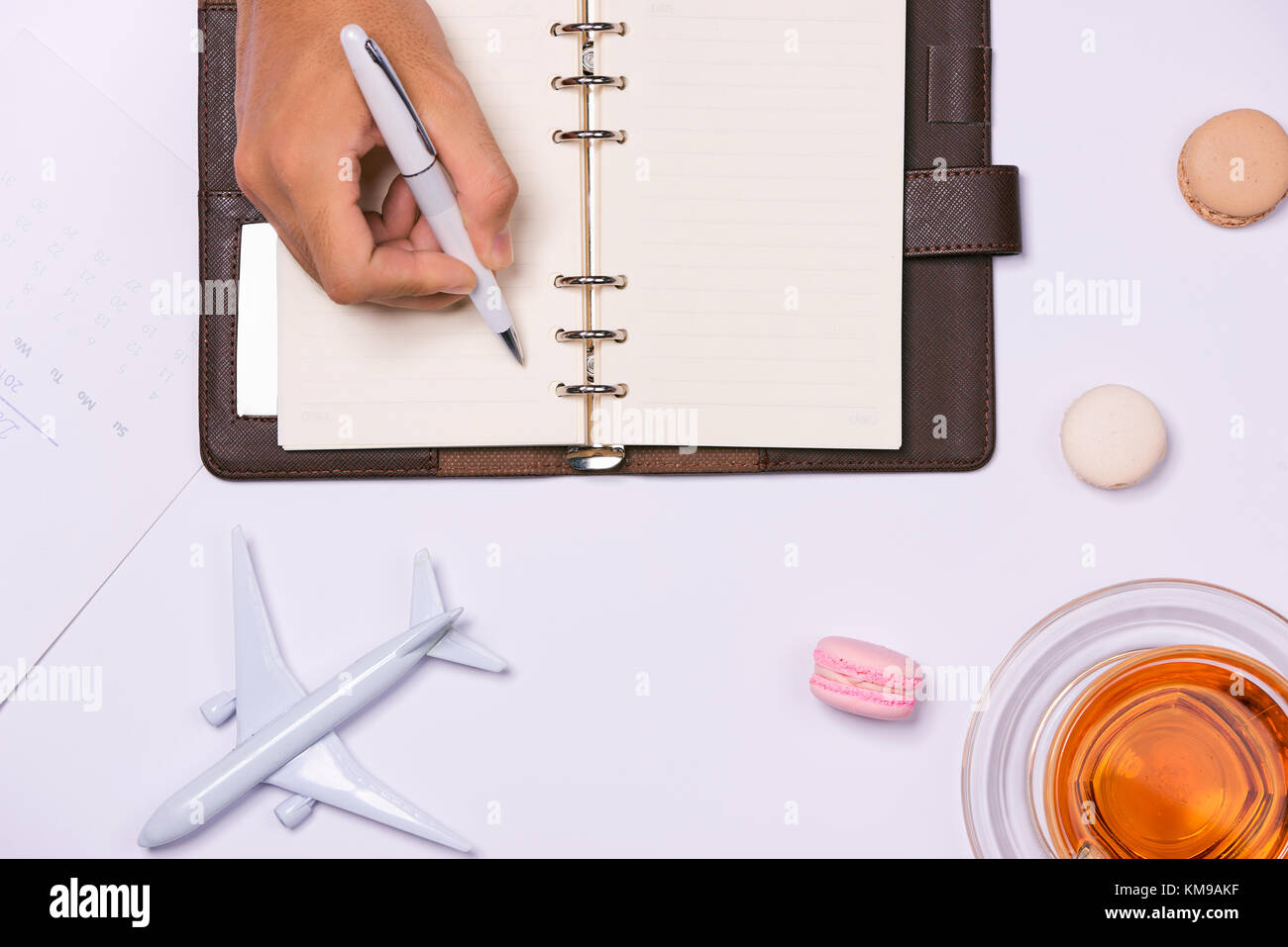 Sfondo di viaggio concetto. composizione con fotolibro vuoto e accessori da viaggio su sfondo bianco. Foto Stock