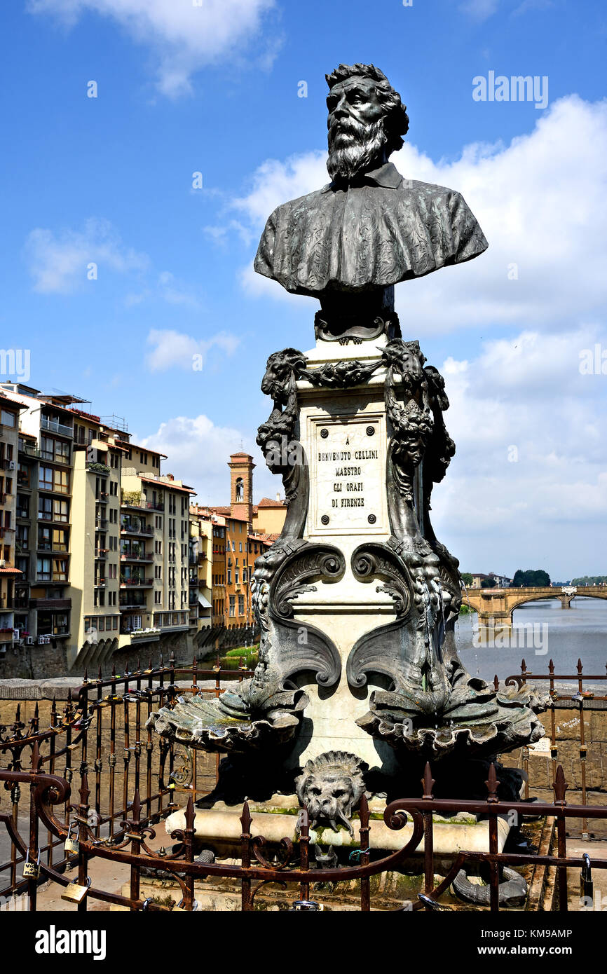 Scultura di Benvenuto Cellini sul Ponte Vecchio a Firenze - Firenze, Italia ( Benvenuto Cellini 1500 - 1571) è stato un orafo italiano, scultore, disegnatore, soldato, musicista e artista che ha anche scritto un famoso autobiografia e poesia). Foto Stock