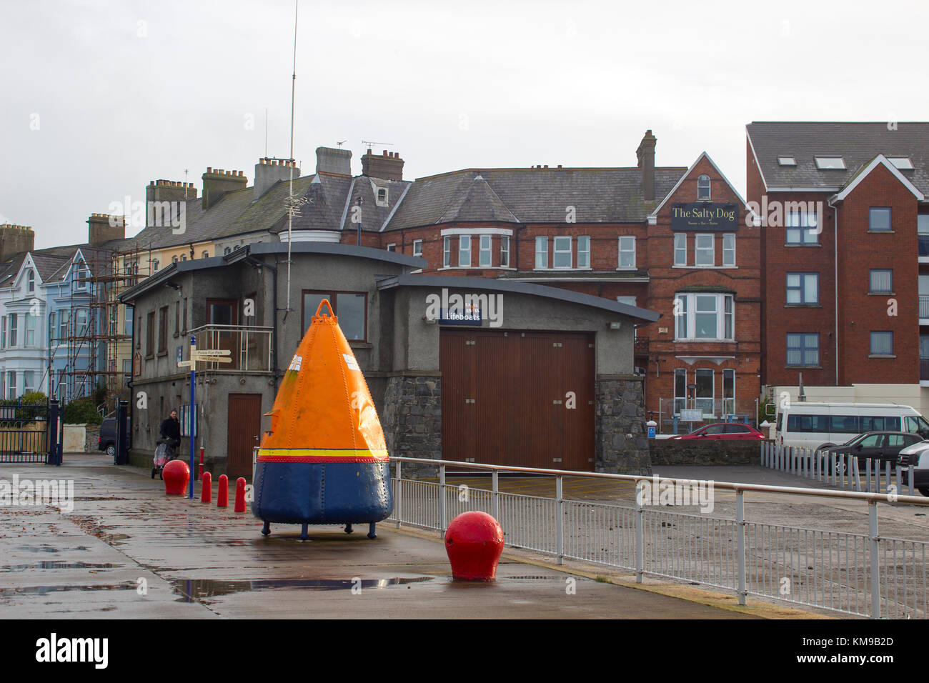 Un marcatore di spedizione boa che è stato convertito in un enorme scatola di denaro per le donazioni per il RNLI al di fuori della loro rimessa per imbarcazioni e uffici presso la torta di Eisenhower Foto Stock