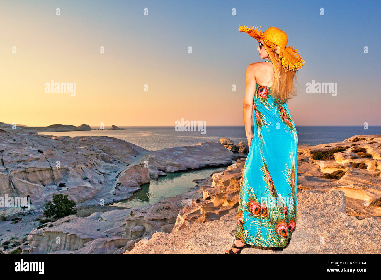 Giovane donna al tramonto di sarakiniko nell isola di Milos, Grecia Foto Stock