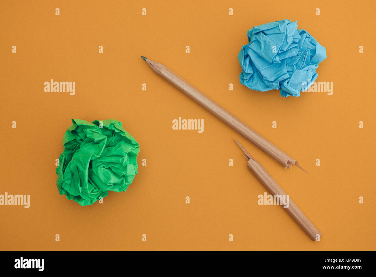 Rotto e matita colorata carta sgualcita palle su uno sfondo giallo. close up. Foto Stock