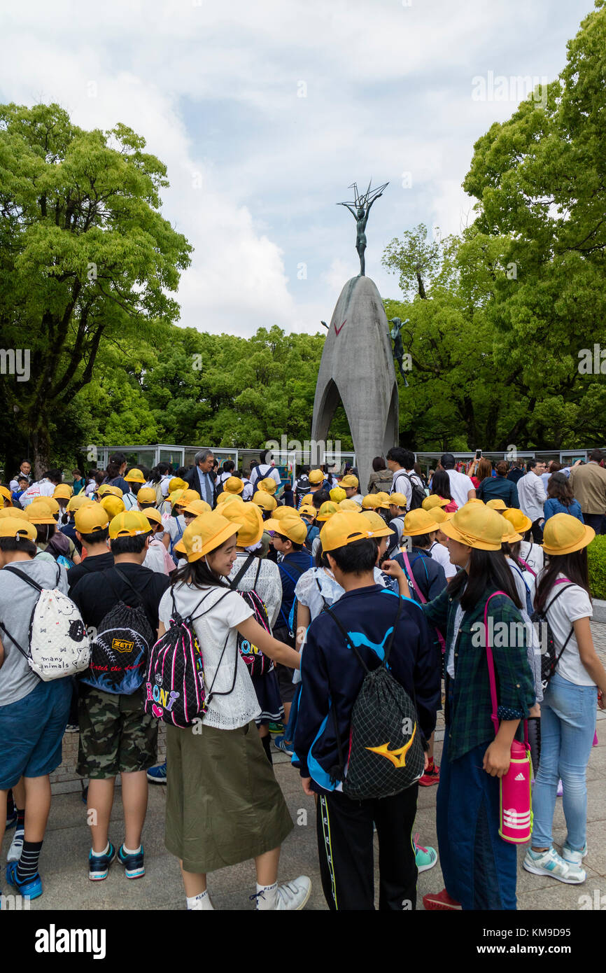 Hiroshima, Giappone - 25 maggio 2017: gli studenti la raccolta presso i bambini monumento di pace di Hiroshima Peace Memorial Park in memoria del bombardamento atomico vict Foto Stock